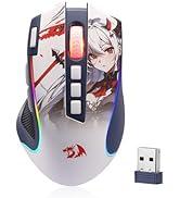 Mavi vurgulu beyaz kablosuz oyun faresi, birden fazla görüş açısından gösterilir, şarj istasyonu ve USB dongle ile. Fare, yan tuşlu ergonomik bir tasarıma sahiptir.