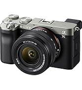Aynasız Sony A7c kamera, gümüş ve siyah model, takılı objektif, kompakt gövde tasarımı ve elektronik vizör.