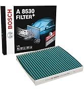 Metin "BOSCH A 8530 FILTER" şeklindedir. Yeşil, pileli iç mekan filtresi perakende ambalajında mavi araç grafiği ile gösterilir.