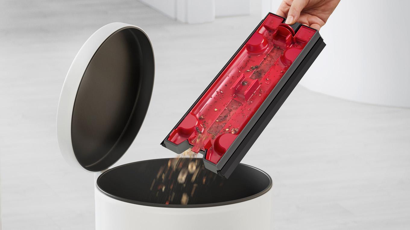 Çöp kutusuna boşaltılan kir tablası.