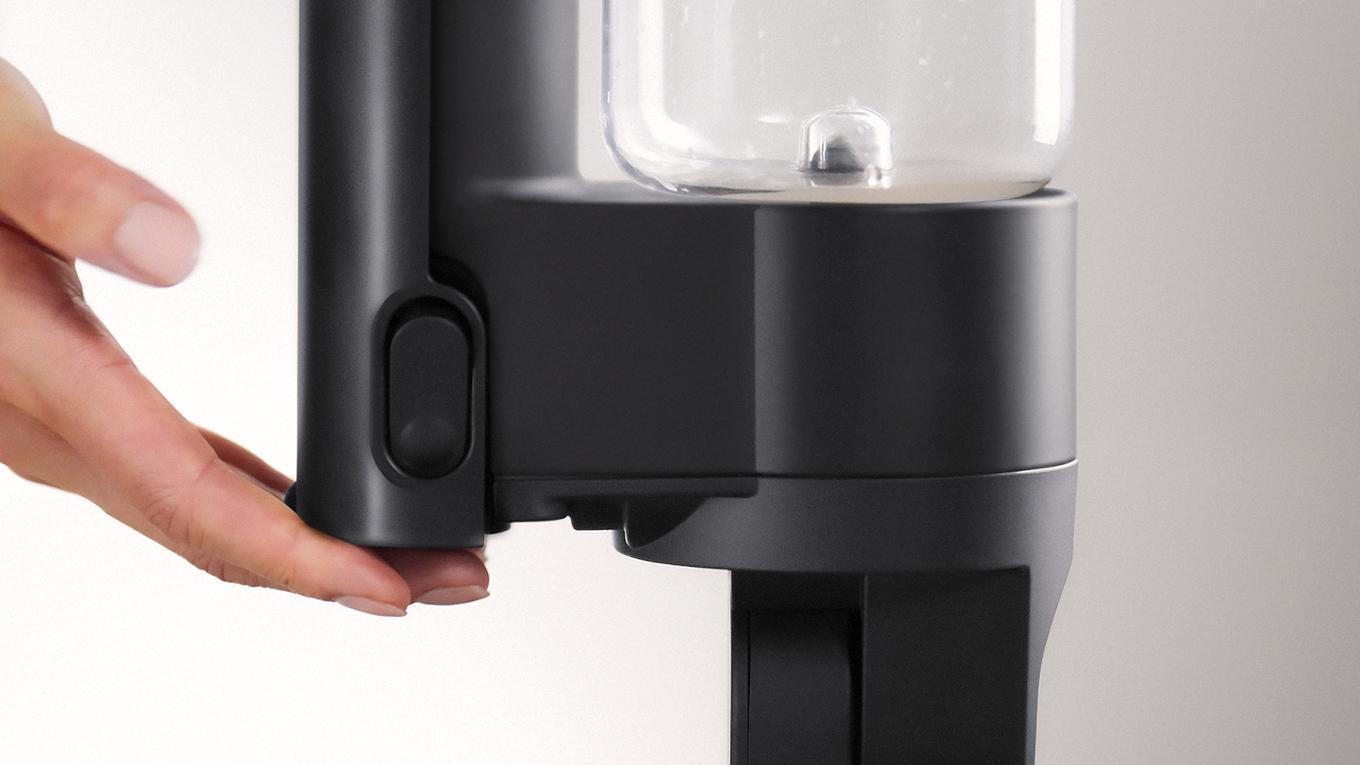 Dyson Wash G1 ıslak temizleme özellikli kablosuz süpürgeye tak-çıkar batarya ekleme.