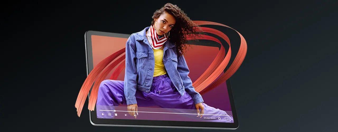 Lenovo Tab M11 tablette oynatılan medyada ekrandan çıkan bir kişi görülüyor.