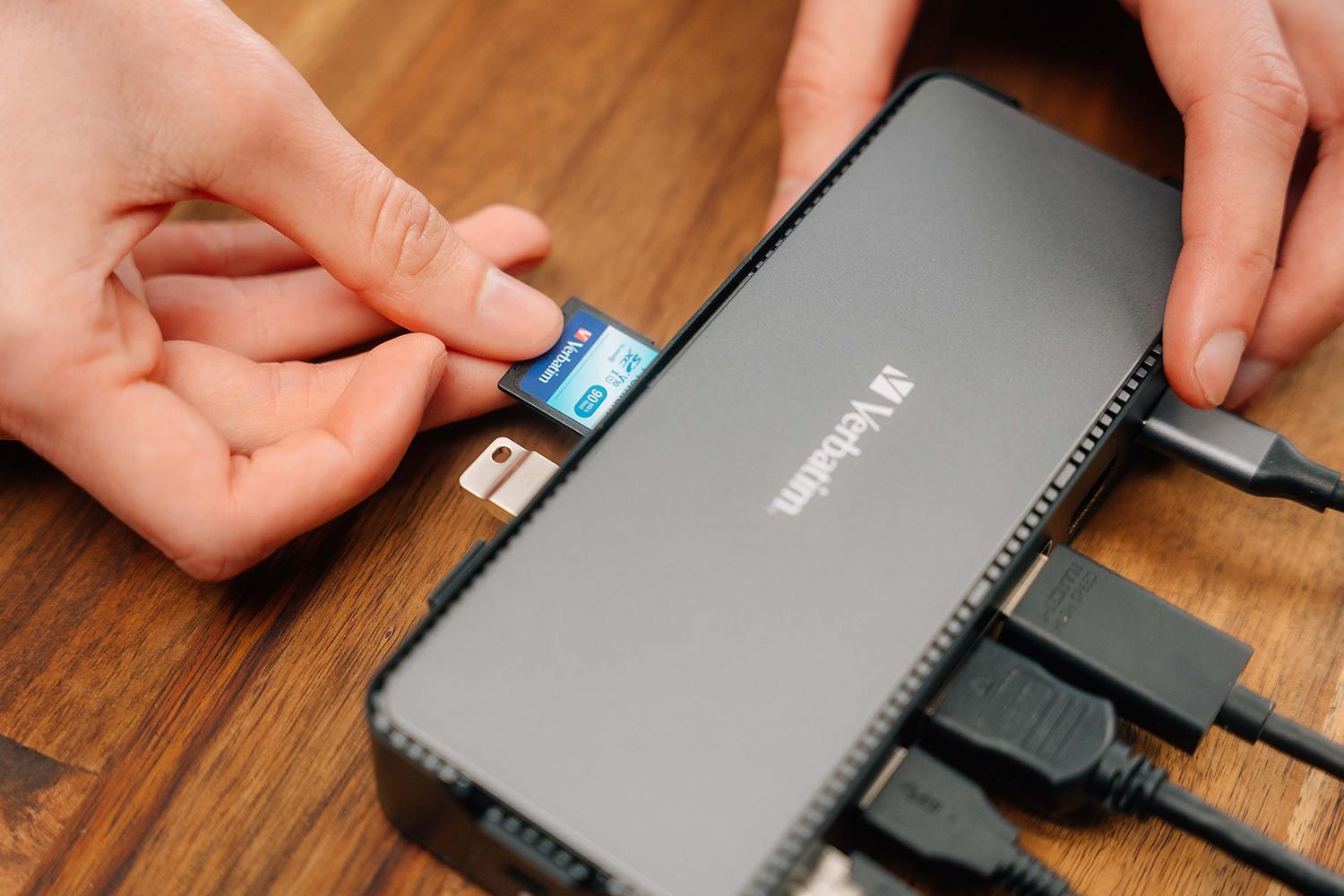 USB-C Pro SSD Yuvalı ve 15 Bağlantı Noktalı Yerleştirme İstasyonu CDS-15S