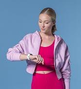 Üç görünüm, farklı pozlarda pembe ve beyaz kıyafetlerle spor kıyafetlerini gösterir.