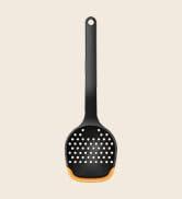 Fiskars süzgeç kaşığı, uzunluk: 30 cm, plastik/silikon, fonksiyonel şekil, siyah/turuncu, 1027302