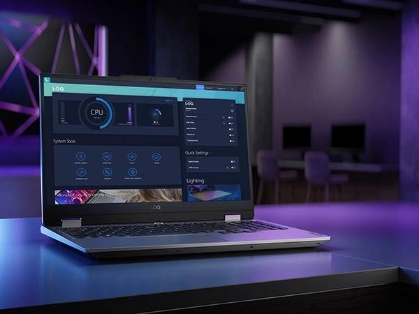 Lenovo LOQ 15IAX9 dizüstü oyun bilgisayarı masa üzerinde, ekranda Lenovo Vantage menüsü ile