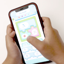 Sphero Edu Jr uygulamasıyla indi'yi kodlamak için iphone'u kullanan çocuk.