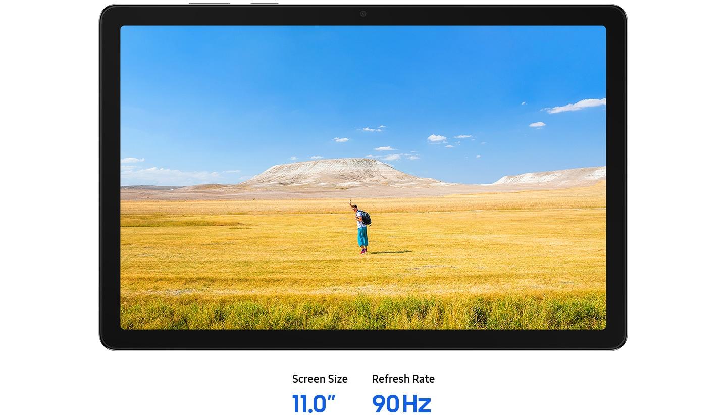 Yatay olarak yerleştirilmiş Galaxy Tab A11+’ın ekranında, ellerini sallayan bir adamın özgür ruh halini çağrıştıran net görüntüsü gösteriliyor. Arka planda mavi bir gökyüzü, sarı ve kahverengi çimlerden oluşan geniş bir ufukta uzanıyor. Metinde şu yazıyor: “Ekran Boyutu 11,0 inç, Yenileme Hızı 90 Hz.”