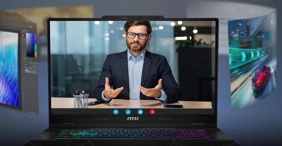 İş insanı ile çevrimiçi video görüşme yapan profesyonel adam, profesyonel toplantı ve video konferans konsepti, teknolojik cihazlar ve dizüstü bilgisayar, modern iş ortamı, başarı ve iletişim teması.