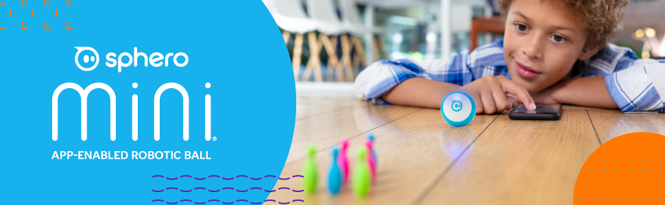 Sphero Play uygulamasıyla Sphero Mini robot oyuncağını minik bowling lobutlarına süren çocuk.