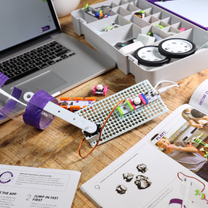 LittleBits fırlatma kolu STEM icadı, talimat kitapçığı, dizüstü bilgisayar ve dayanıklı saklama kutusuyla birlikte.