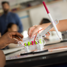 Bir sınıfta littleBits STEAM karalama icadıyla oynayan öğrenciler.