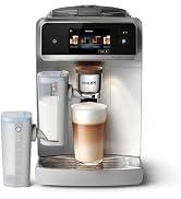 Dijital ekranlı beyaz ve siyah otomatik espresso makinesi, cam kaseye çok katmanlı bir kahve içeceği verir. Su kabı ve damlama kasesi sol tarafta görünür.