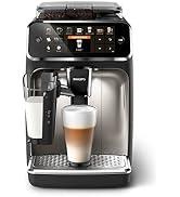 Siyah ve gümüş renkli otomatik espresso makinesi, tuşlu ve ekranlı, sıcak içecekleri süt köpüğü tasarımlı şeffaf bir cam kaseye verir.