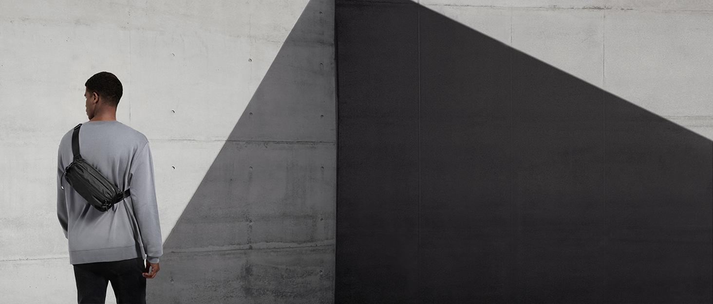 üzerinde gölge olan beton bir duvarın fotoğrafı.