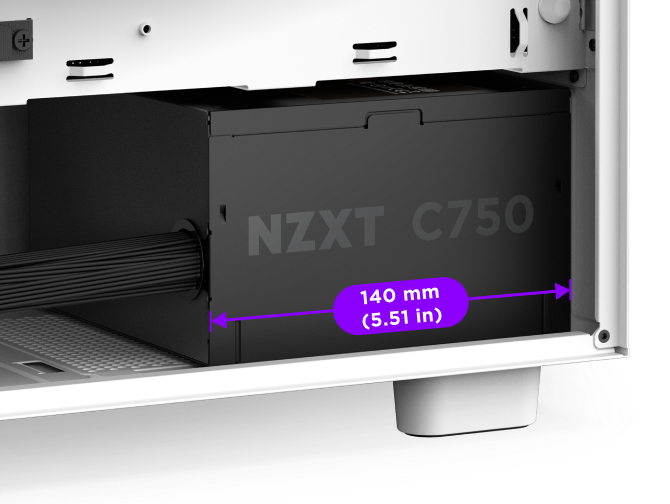 Bir bilgisayar kasasına takılı bir NZXT C750 güç kaynağının yakın çekimi, çift yönlü bir ok ve uzunluğunun 140 mm (5,51 inç) olduğunu gösteren bir metinle birlikte. 