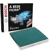Metin "BOSCH A 8530 FILTER" şeklindedir. Yeşil, pileli iç mekan filtresi perakende ambalajında mavi araç grafiği ile gösterilir.