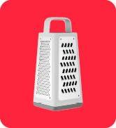 Açık kırmızı arka plan üzerinde metal standart rende, birçok rende yüzeyi ve üst tarafında sap.