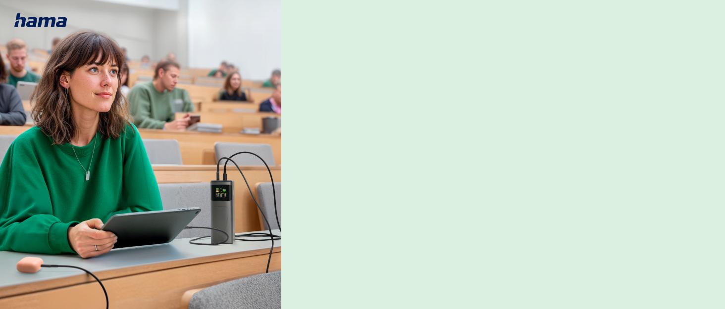 Birden fazla fotoğraf öğrencilerin çalışma masalarında nasıl oturduklarını ve ders etkinliklerine nasıl katıldıklarını gösterir.