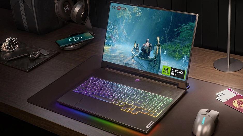 Ekranında God of War Ragnarok ve NVIDIA® GeForce RTX™ rozeti bulunan Legion 9i (16″ Intel) bir masada