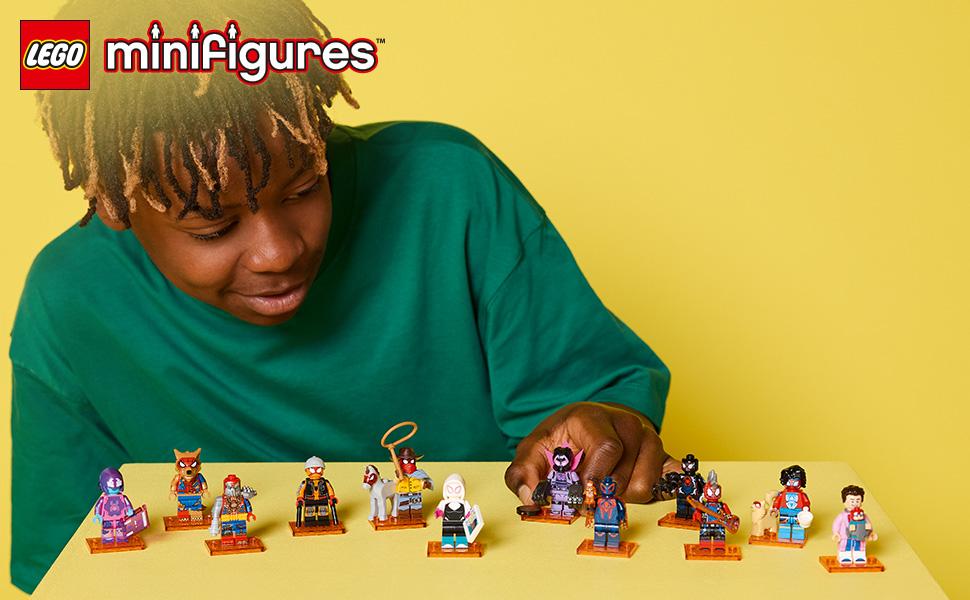 Metin "LEGO mini figürleri" dir. Sarı arka plana karşı bir dizi halinde düzenlenmiş renkli LEGO mini figürleri görüntüleme.