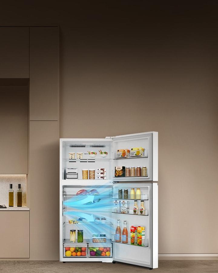 Mutfakta yiyeceklerle dolu açık LG üstten donduruculu buzdolabı; DoorCooling™ özelliğinin nasıl çalıştığını gösterir.