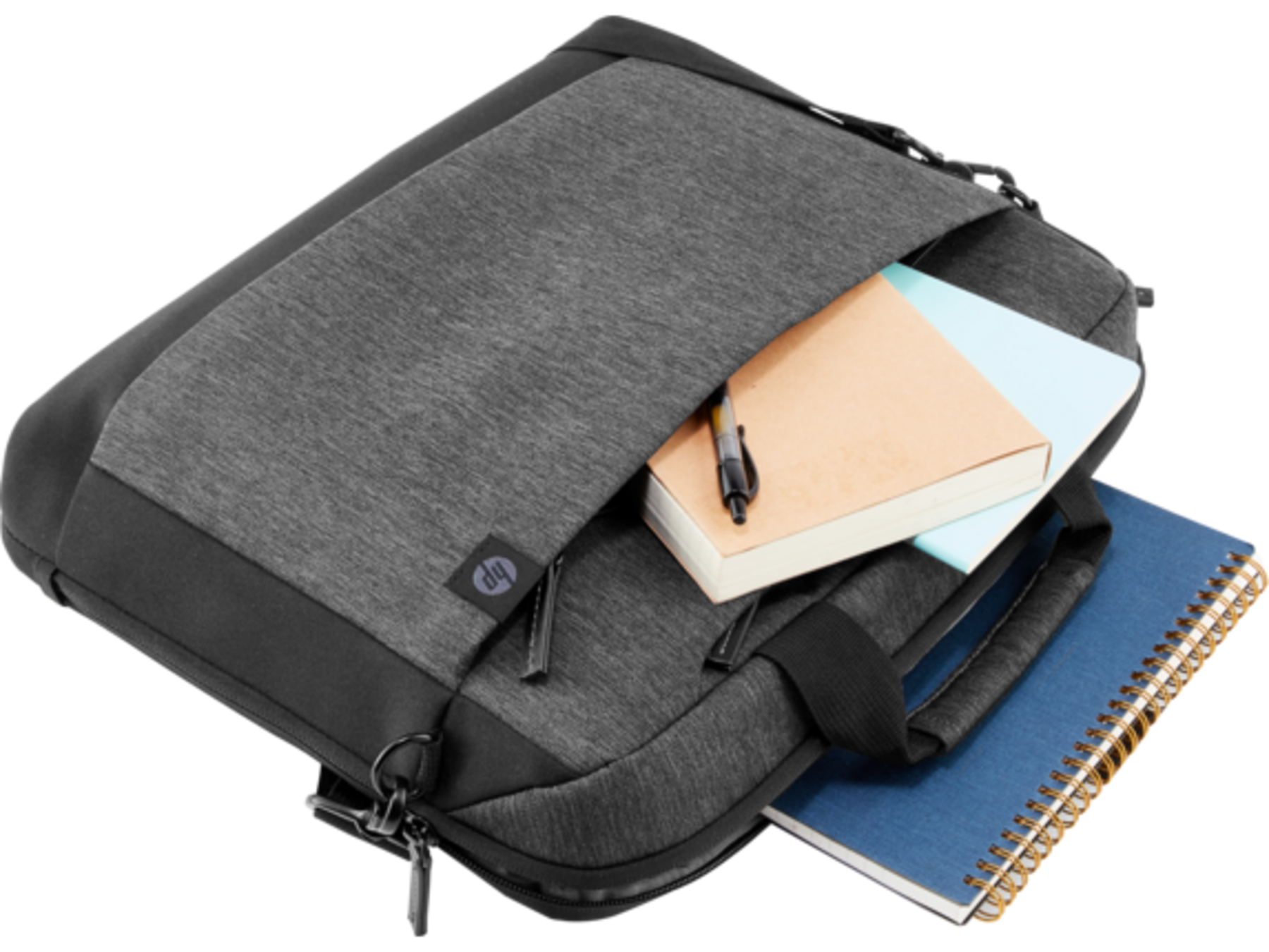 Karanlık gri bir HP dizüstü bilgisayar çantası, içinde bir defter, kalem ve başka bir defter bulunan.