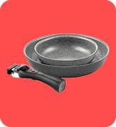 Metin "Resim 1" şeklindedir. Beyaz arka plan üzerinde kırmızı, sarı ve mavi bölümlü geometrik yapboz parçası desenli renkli parti şapkası.