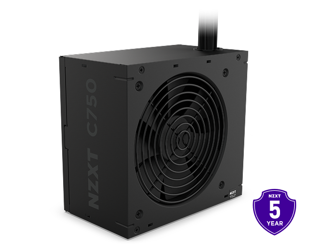 Büyük bir soğutma fanı ve üst kablo konnektörlerine sahip siyah bir NZXT C750 Bronze güç kaynağı açılı olarak gösterilmektedir. Sağ alt köşedeki mor bir rozette NZXT 5 Yıl ibaresi yer almaktadır.