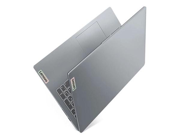 IdeaPad Slim 3 Gen 8 kısmen açık, havada