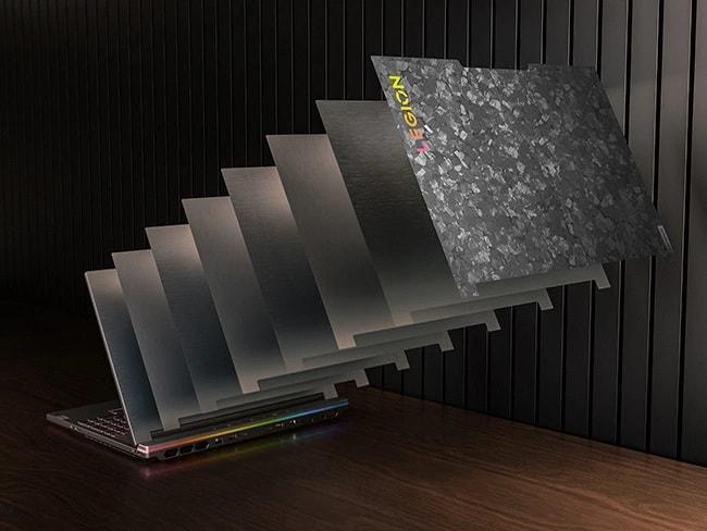 Legion 9i (16″ Intel), Forged Carbon üst kapağın preslenmiş 8 katman karbondan nasıl oluştuğunu gösteren arkası sağa dönük tasviri