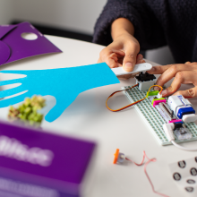 LittleBits devre oyuncağıyla el kaldıran bir BUHAR icadı yapan kişi.