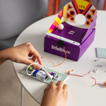 LittleBits kitiyle bir STEAM atari oyunu oynayan çocuk.