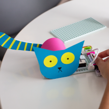 LittleBits buluş kiti ile yapılan ve kontrol edilen komik bir kedi yaratığı icadı.