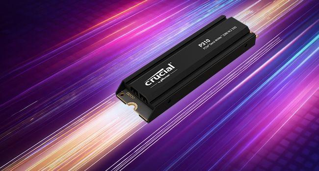 Tasarım arka planlı Crucial P310 2280 NVMe ürün görseli