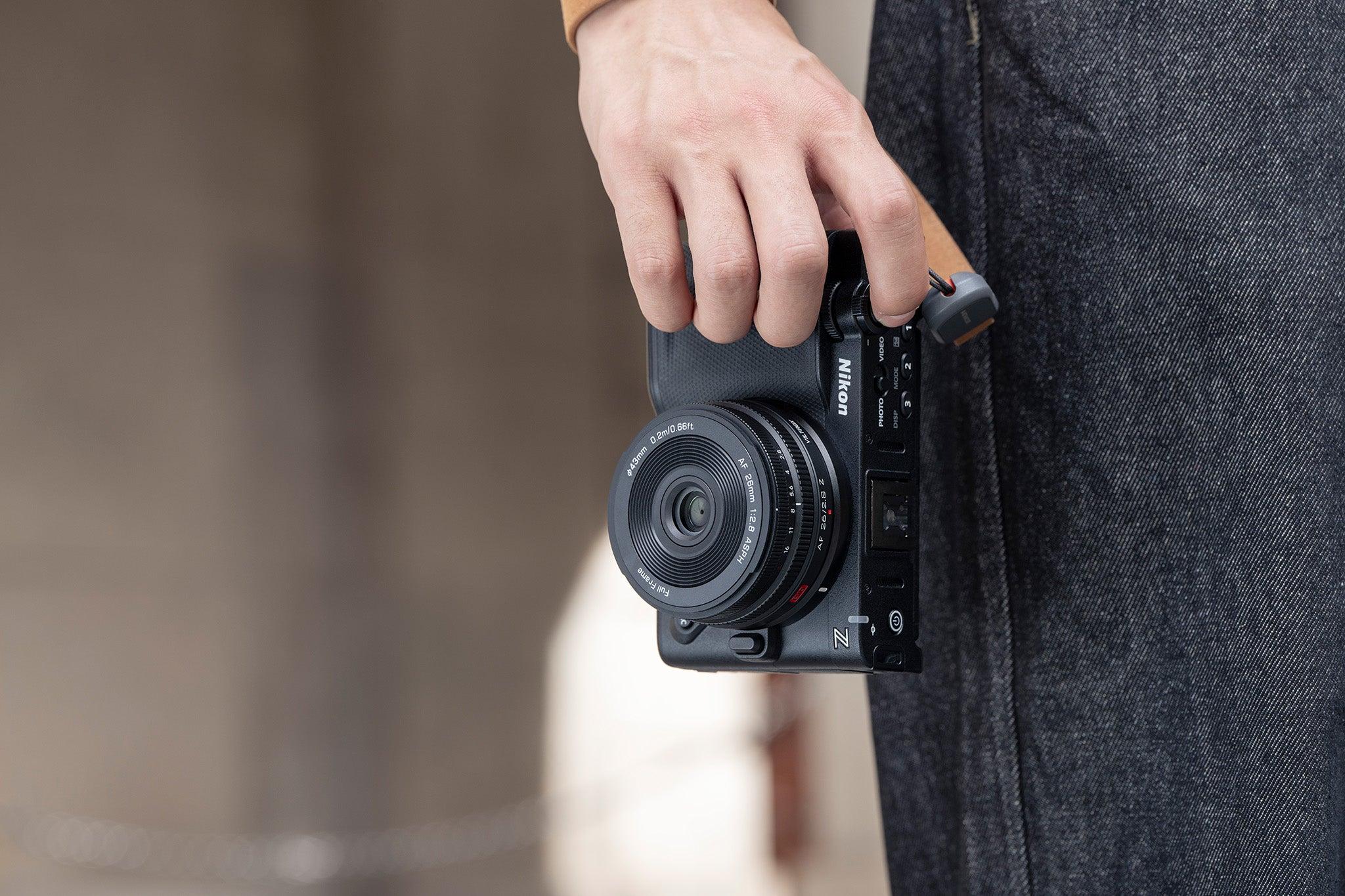 Viltrox AF 26mm F2.8 EVO Z Nikon Z gövde üzerinde lifestyle kullanım