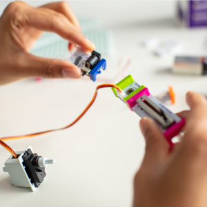 LittleBits STEM buluşunu renkli devrelerle geliştiren çocuk.