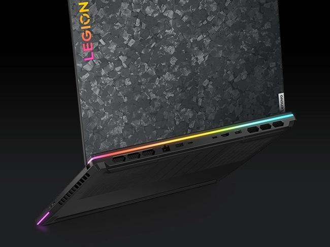 RGB aydınlatma açıkken Legion 9i (16″ Intel) arka kısmı sağa dönük ve Forged Carbon üst kapak görünümü