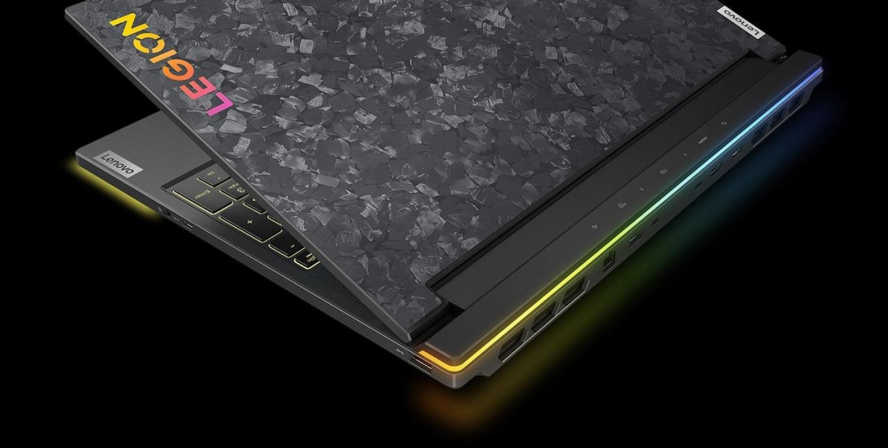 Legion 9i (16″ Intel) arkası sağa dönük, Forged Carbon üst kısım yarı kapalı ve RGB aydınlatma açık