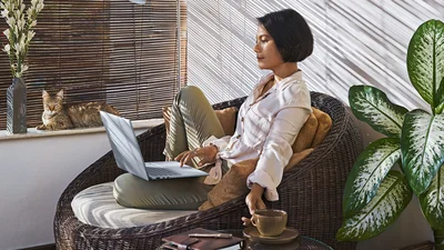 Dell 14 Plus DB14250 taşınabilir kullanım senaryosu  koltukte çalışma