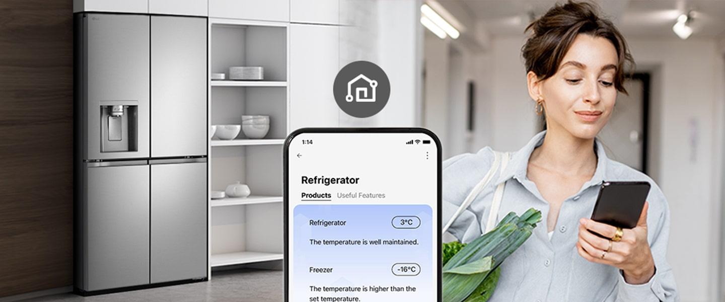 Sağdaki görüntüde, alışveriş sepeti tutarken cep telefonuna bakan bir kadın gösteriliyor. Soldaki görüntüde, buzdolabının önden görünüşü gösteriliyor. Görüntülerin ortasında, telefon ve buzdolabı arasındaki bağlantıyı gösteren bir simge bulunuyor.