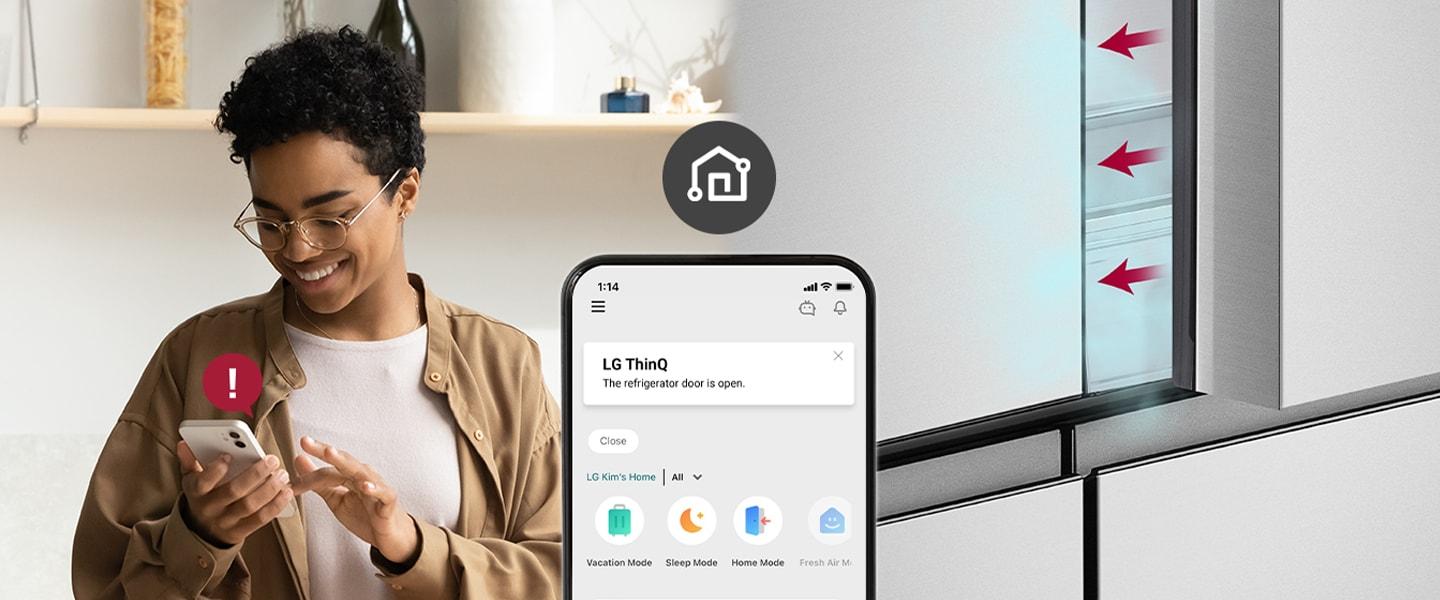 Soldaki görüntüde, cep telefonuna bakan bir kadın gösteriliyor. Sağdaki görüntüde, buzdolabının kapısının açık bırakıldığı gösteriliyor. İki görüntünün ön planında, LG ThinQ uygulama bildirimlerini ve telefonun üstündeki Wi-Fi simgesini gösteren telefon ekranı yer alıyor.
