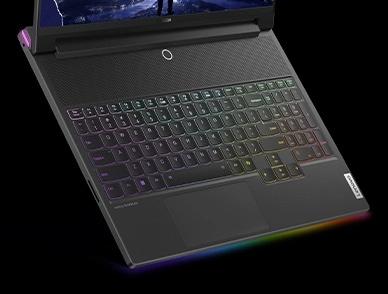 RGB aydınlatma açık halde Legion 9i (16” Intel) klavyenin yakın çekimi